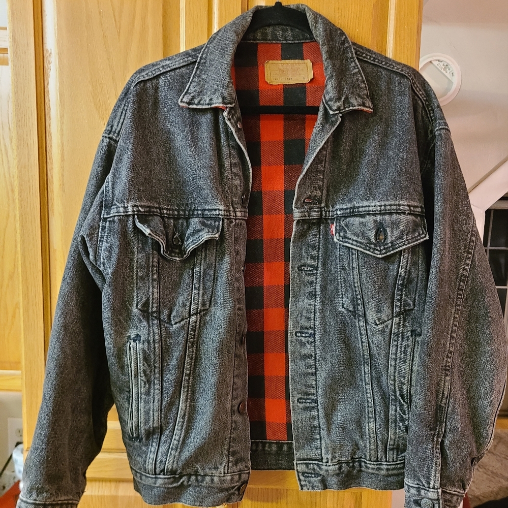 Vintage Levis red tag denim w/red and black flannel lining. Very good.Small.
